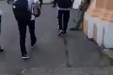 Đáng yêu hình ảnh học sinh trường Lê Hồng Phong cúi đầu chào bác bảo vệ