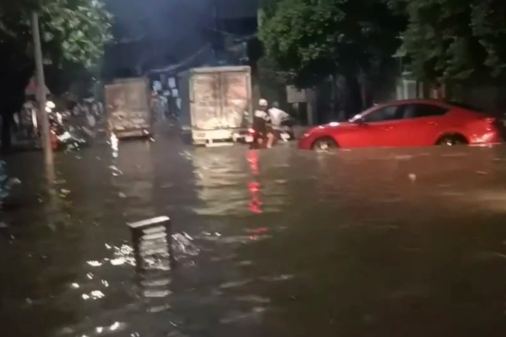 Mưa lớn kéo dài ở Bình Dương, nhiều nơi ngập đến yên xe - 3 Mưa lớn kéo dài ở Bình Dương, nhiều nơi ngập đến yên xe - 3