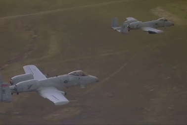 Xem máy bay A-10 Thunder Bird tích hợp pháo chống tăng GAU-8 Avenger tấn công mục tiêu