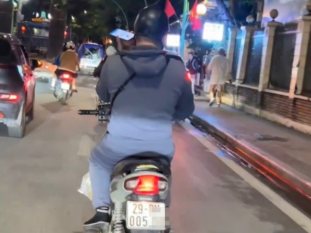 Vừa lái xe máy vừa dùng điện thoại, người đàn ông bị trừ 4 điểm GPLX - 2