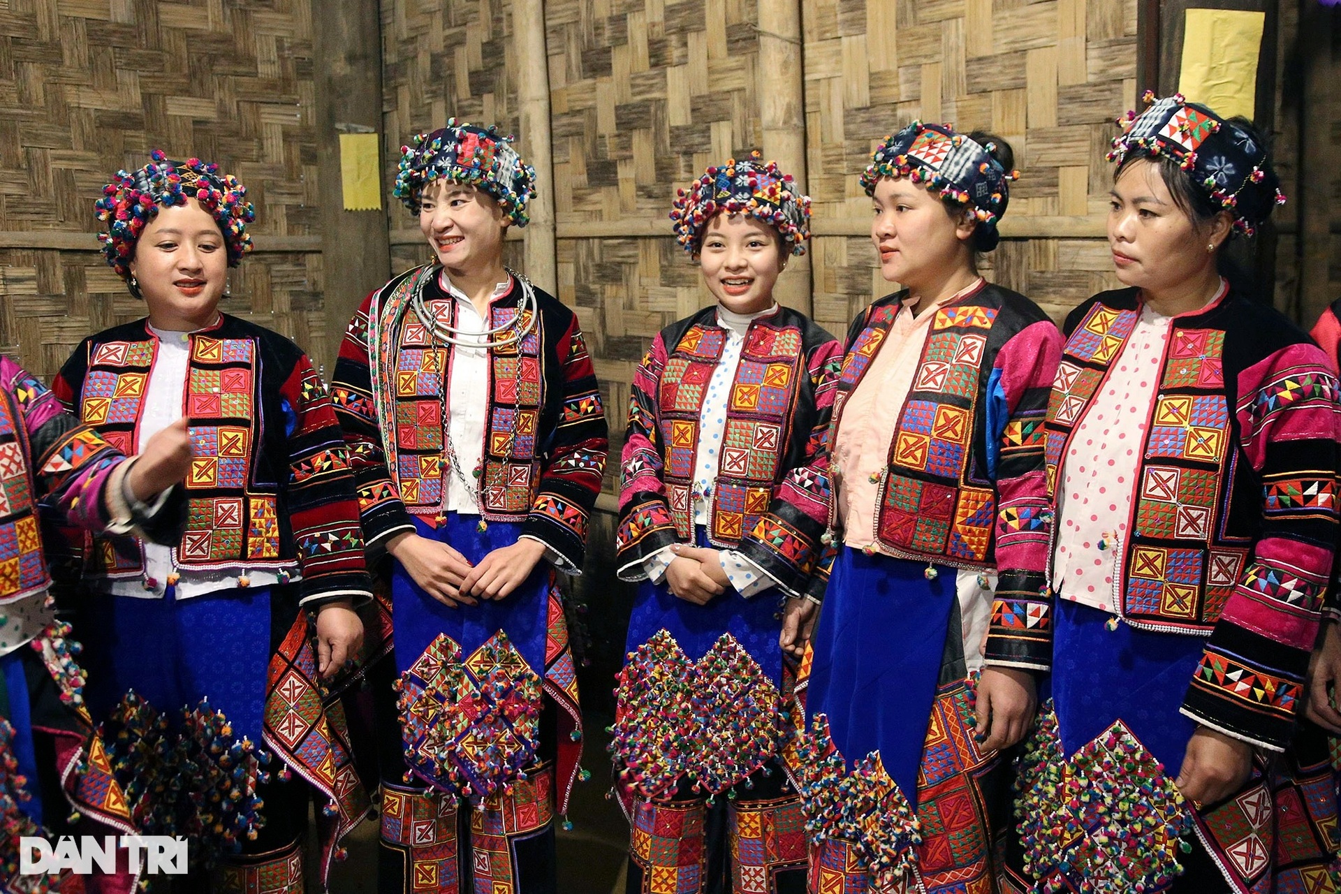 Tại Hà Nội xem tận mắt tục cúng tổ tiên của người Lô Lô ở Mèo Vạc - 4 Tại Hà Nội xem tận mắt tục cúng tổ tiên của người Lô Lô ở Mèo Vạc - 4