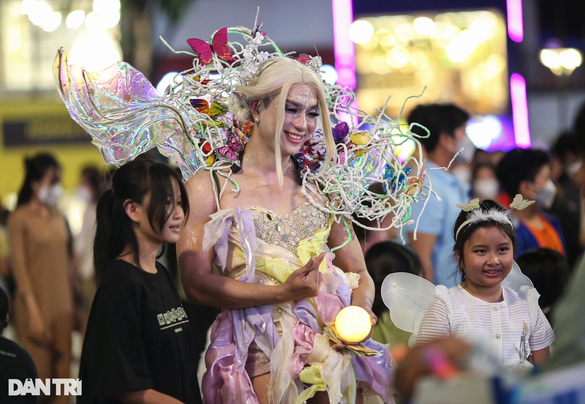 Giới trẻ TPHCM hóa trang kỳ dị chơi Halloween sớm ở phố Nguyễn Huệ - 10 Giới trẻ TPHCM hóa trang kỳ dị chơi Halloween sớm ở phố Nguyễn Huệ - 10