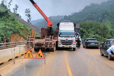 Cao tốc La Sơn - Hòa Liên ách tắc sau vụ va chạm giữa 2 xe tải