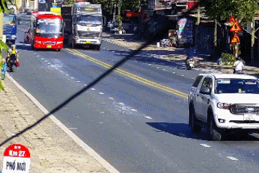 Nổi bật tuần qua: 2 xe tải đua nhau vượt ẩu, ép xe khách vào giữa chịu trận