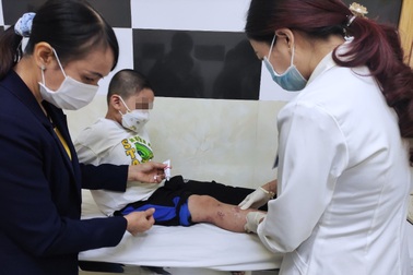 Hàng loạt trẻ ở TPHCM mắc bệnh rỉ dịch da cận ngày đi học