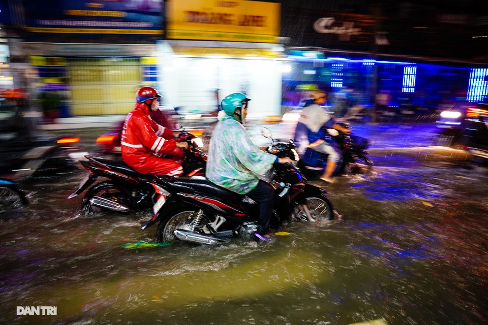Nước ngập bánh xe, mưa xối xả, đường về nhà vất vả giờ tan tầm - 3