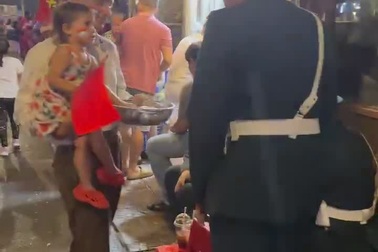 Anh Tây đi giữa trời mưa tặng nước sâm cho các chiến sỹ tập diễu binh 30/4