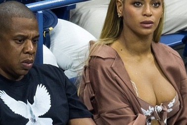 Beyonce khoe ngực khủng khi đi xem tennis