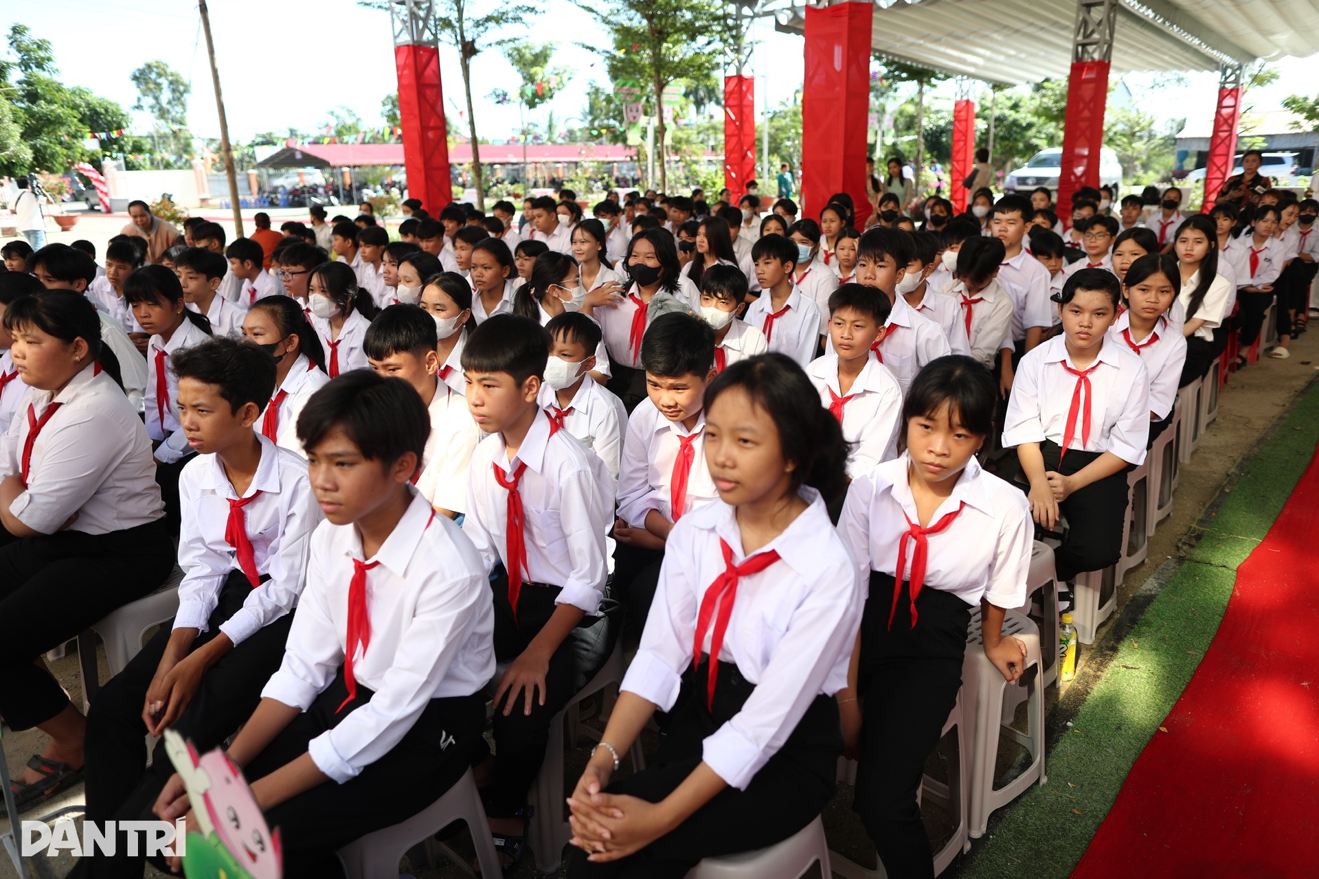 Trao 500 thẻ bảo hiểm y tế đến học sinh vùng biên giới Đồng Tháp - 4 Trao 500 thẻ bảo hiểm y tế đến học sinh vùng biên giới Đồng Tháp - 4
