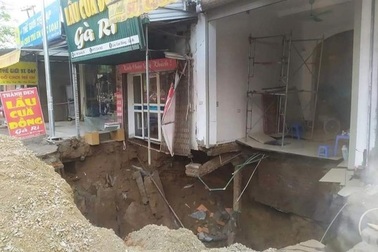 Cận cảnh hố tử thần sâu 5m "nuốt" nhà dân ở Hà Nội