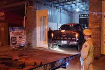 Tài xế lái ô tô vào nhà dân để "né" kiểm tra nồng độ cồn