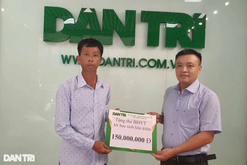 Nhận quà bạn đọc Dân trí, người bố chia sẻ cùng học sinh khó khăn - 2 Nhận quà bạn đọc Dân trí, người bố chia sẻ cùng học sinh khó khăn - 2