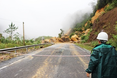 Thông đường Nha Trang - Đà Lạt sau một ngày đêm tê liệt vì sạt lở