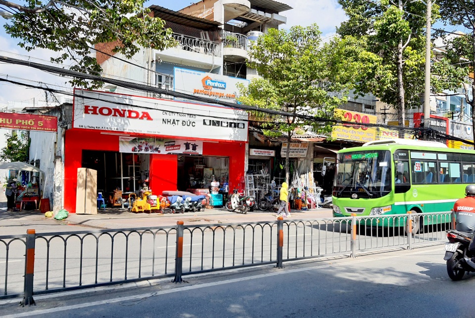 Vụ BMW gây náo loạn đường phố: Nữ tài xế bị tước bằng lái gần 2 năm - 2 Vụ BMW gây náo loạn đường phố: Nữ tài xế bị tước bằng lái gần 2 năm - 2