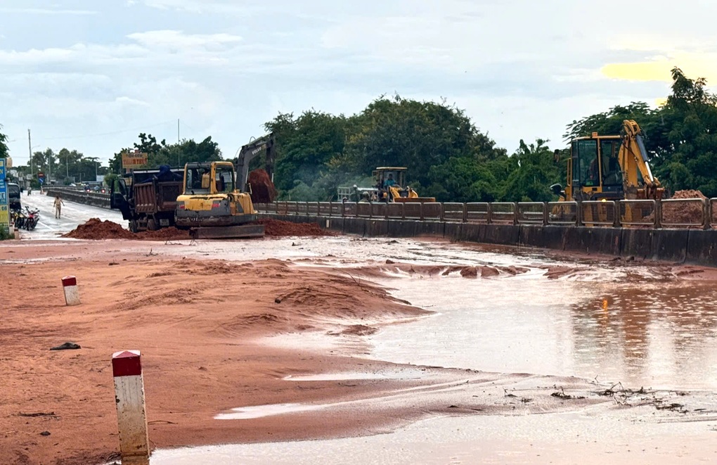 Cát đỏ tràn lấp quốc lộ ở Lâm Đồng trong mưa lớn - 1 Cát đỏ tràn lấp quốc lộ ở Lâm Đồng trong mưa lớn - 1