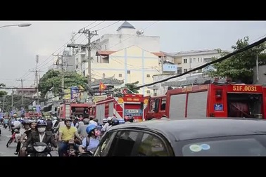 Kẹt xe nghiêm trọng do cháy nhà