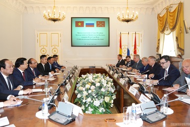 Thủ tướng Nguyễn Xuân Phúc hội kiến Quyền Thống đốc Saint Petersburg