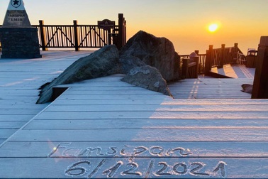 Sương muối phủ trắng tạo cảnh bình minh tuyệt đẹp trên đỉnh Fansipan