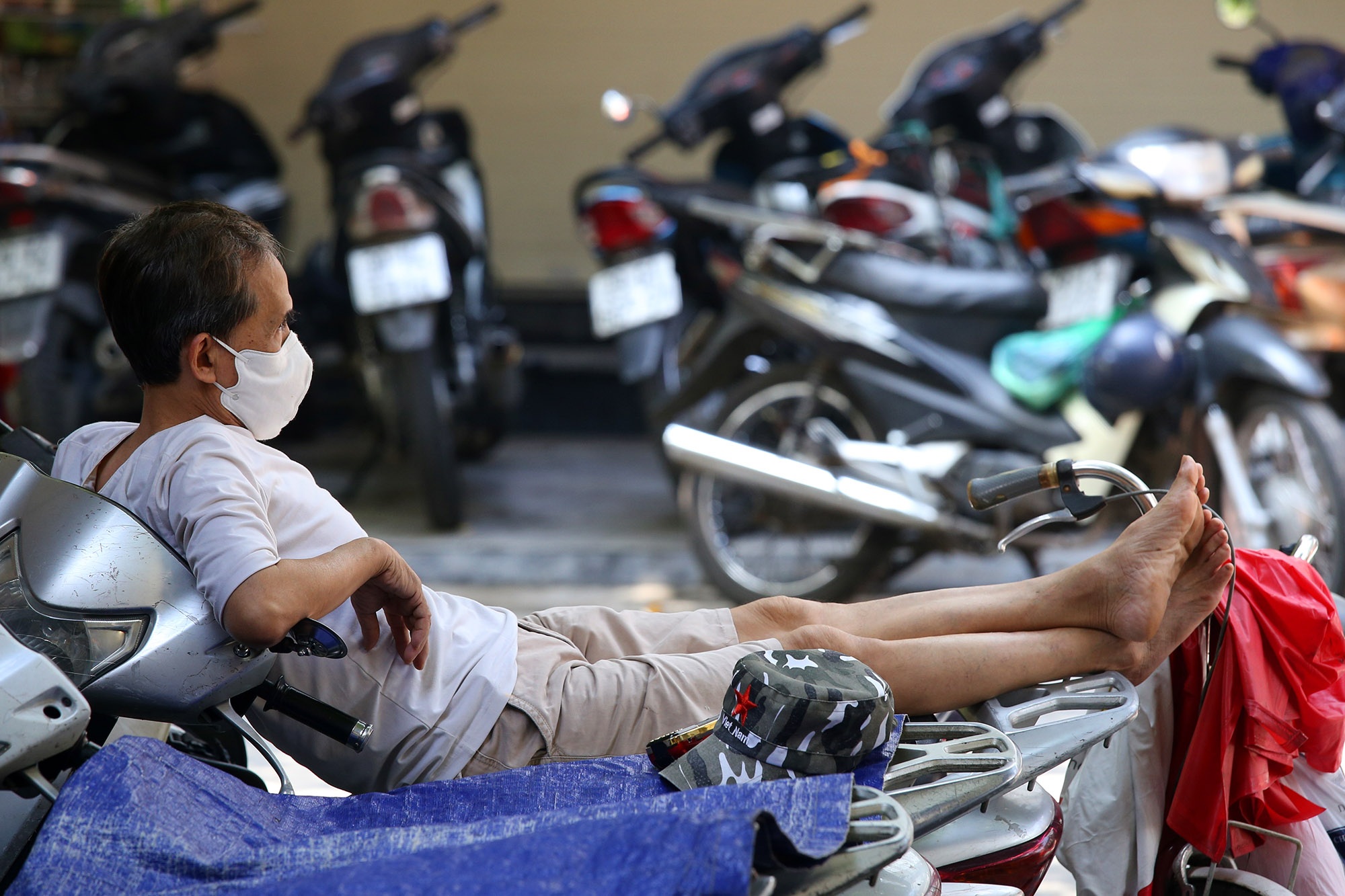 Cuộc sống đời thường cùng chiếc khẩu trang phòng dịch - 2 Cuộc sống đời thường cùng chiếc khẩu trang phòng dịch - 2