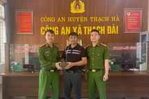 Túi nilon chứa 100 triệu đồng từ nóc ô tô rơi vương vãi xuống đường