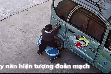 Em bé bị bỏng tay vì nghịch cổng sạc trên ô tô điện