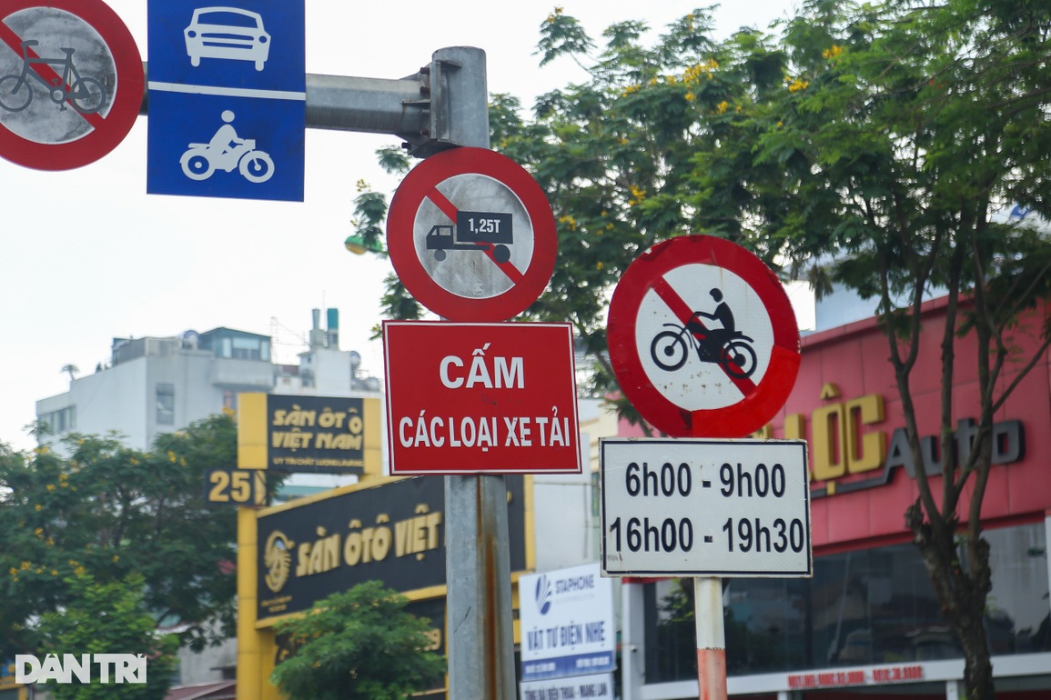 Hà Nội: Biển cấm xe máy trên cầu vượt đang để... làm cảnh? - 2 Hà Nội: Biển cấm xe máy trên cầu vượt đang để... làm cảnh? - 2