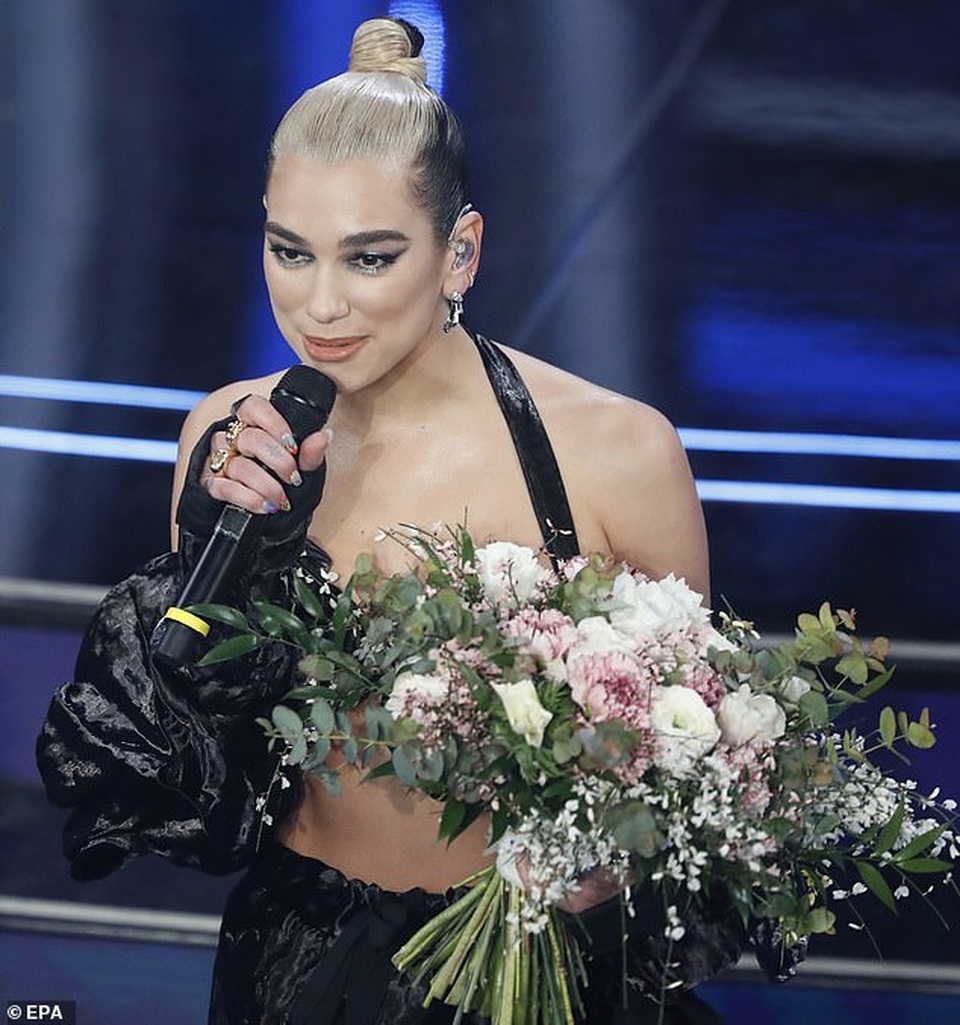 Dua Lipa đốt cháy sân khấu với màn diễn sôi động - 9 Dua Lipa đốt cháy sân khấu với màn diễn sôi động - 9