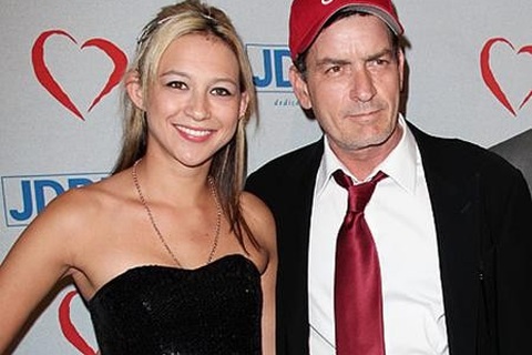 Nhiễm HIV, Charlie Sheen vẫn được ca ngợi là “người đàn ông tốt”