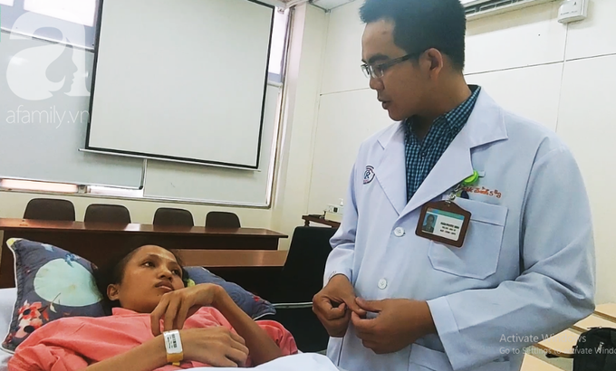 Người mẹ bật khóc nhìn con gái bị cắt chân, nằm liệt giường sau khi mổ não - Ảnh 9. Người mẹ bật khóc nhìn con gái bị cắt chân, nằm liệt giường sau khi mổ não - Ảnh 9.