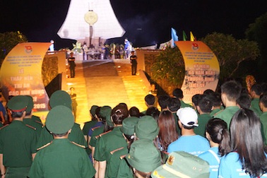 Hàng ngàn bạn trẻ thắp nến tri ân các anh hùng liệt sỹ