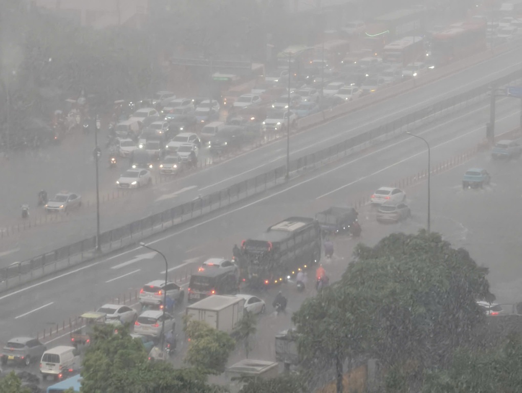 Hà Nội mưa như trút, tài xế mắc kẹt 3 tiếng, nhích từng mét trên vành đai 3 - 2 Hà Nội mưa như trút, tài xế mắc kẹt 3 tiếng, nhích từng mét trên vành đai 3 - 2