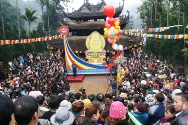 “Biển người” chen chúc trẩy hội chùa Hương