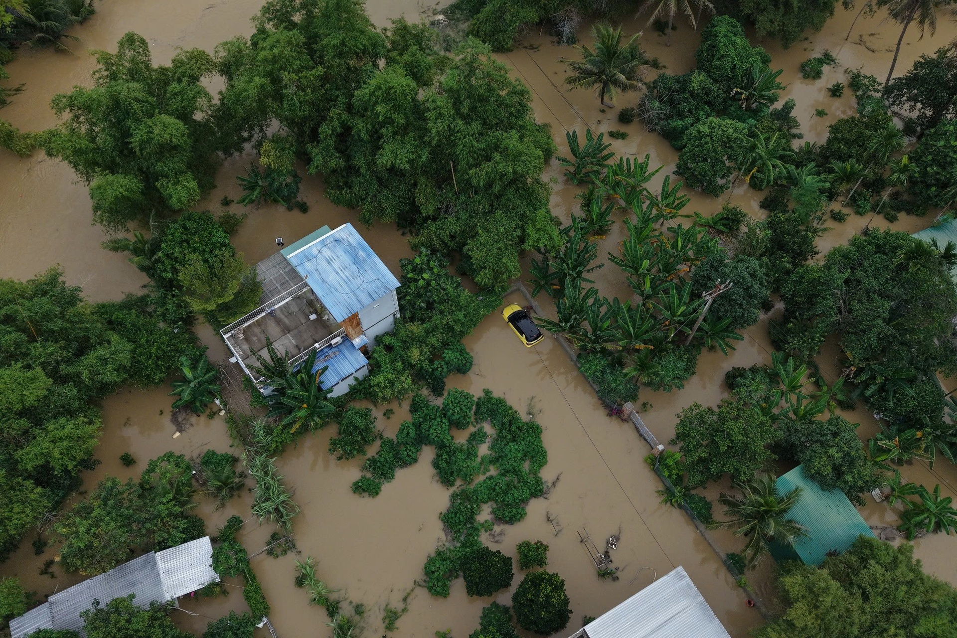 Nha Trang chìm trong biển nước nhìn từ trên cao - 10