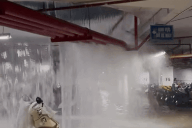 Khoảnh khắc nước tràn xuống hầm chung cư như thác ở Hà Nội