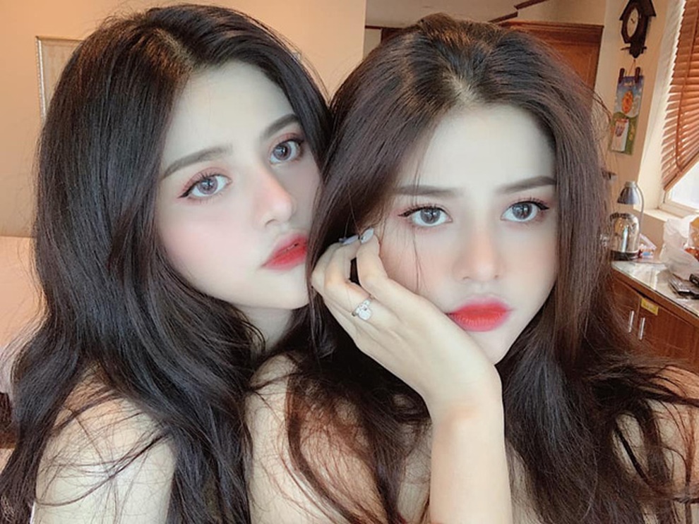 Cặp chị em sinh đôi nổi tiếng Sài thành, cô em xinh đẹp, gợi cảm đáng ngưỡng mộ - 4 Cặp chị em sinh đôi nổi tiếng Sài thành, cô em xinh đẹp, gợi cảm đáng ngưỡng mộ - 4