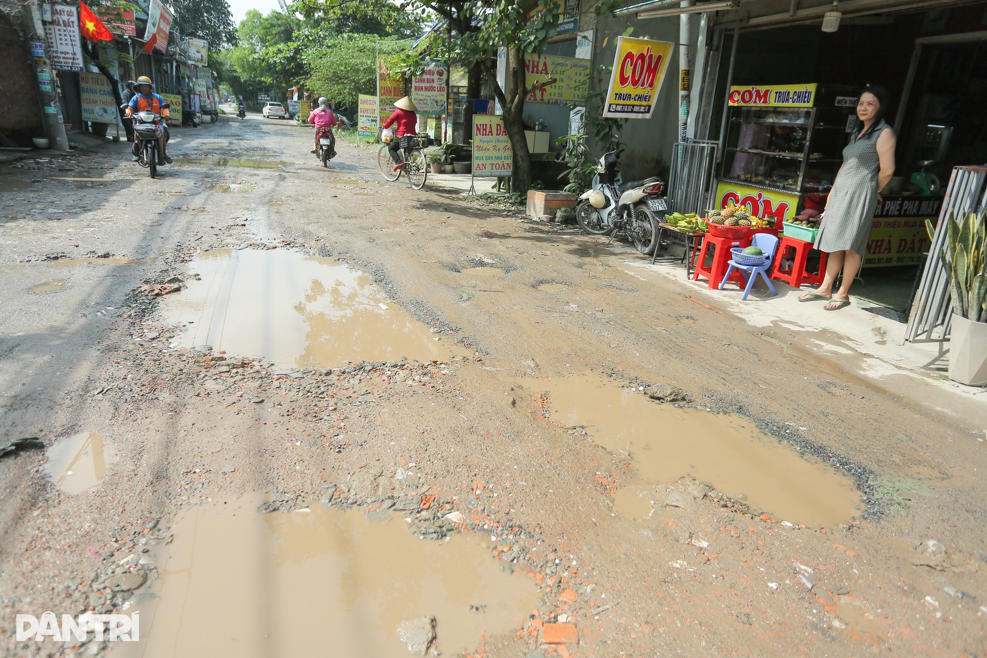 Người dân khổ sở vì tuyến đường chi chít ổ gà, ổ voi ở TPHCM - 9 Người dân khổ sở vì tuyến đường chi chít ổ gà, ổ voi ở TPHCM - 9