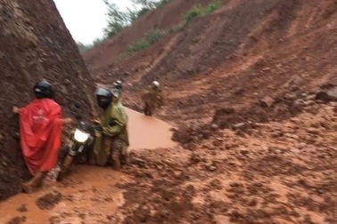 Mưa lớn làm đất đá sạt lở, gây ách tắc nhiều tuyến quốc lộ