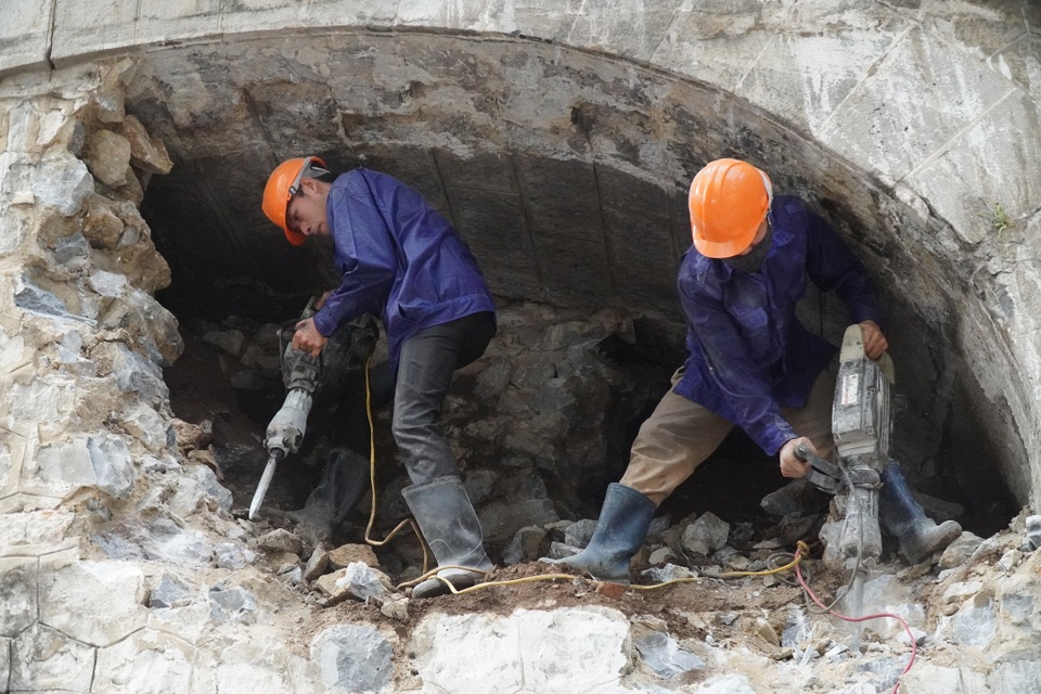 Hà Nội: Cận cảnh quá trình đục thông vòm cầu trăm tuổi tại phố Phùng Hưng - 1 Hà Nội: Cận cảnh quá trình đục thông vòm cầu trăm tuổi tại phố Phùng Hưng - 1
