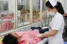 9 người nhập viện sau tai nạn giữa xe khách và xe trộn bê tông