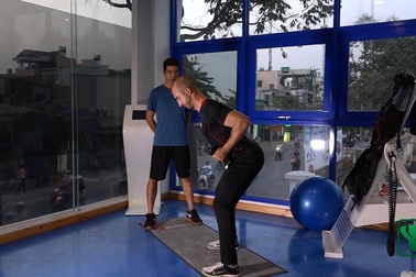 Khỏe đẹp cùng Dân trí: Bài tập tạ tay dành cho lưng