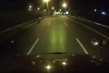 Xe đạp điện liều mình đi ngược chiều trên cao tốc giữa đêm tối mà không bật đèn chiếu sáng