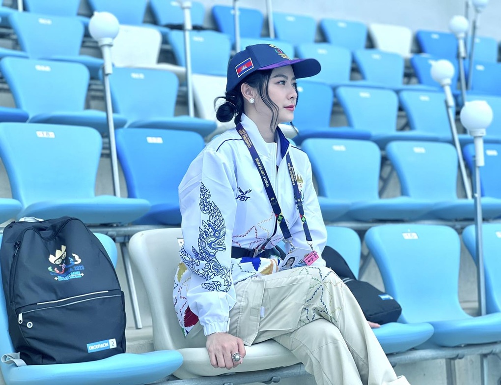 Nữ CEO Campuchia gây sốt tại SEA Games 32 vì xinh đẹp như hot girl - 1 Nữ CEO Campuchia gây sốt tại SEA Games 32 vì xinh đẹp như hot girl - 1