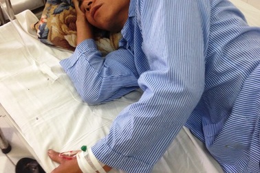 Bé trai vô tình bắn bạn của bố bị thương bằng súng tự chế