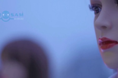 Xuất hiện hàng loạt “mỹ nữ robot quảng cáo” đung đưa mời khách ở Hà Nội