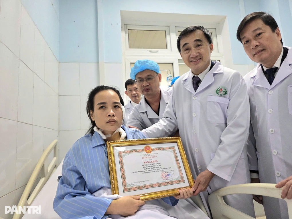 Bộ Y tế tặng Bằng khen 4 nữ điều dưỡng dũng cảm bảo vệ bệnh nhân - 1 Bộ Y tế tặng Bằng khen 4 nữ điều dưỡng dũng cảm bảo vệ bệnh nhân - 1