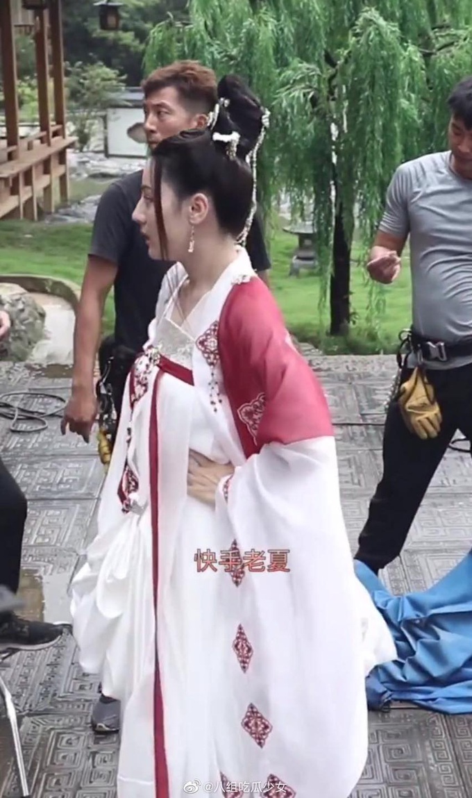 Netizen thi nhau phanh gấp trước bộ váy nhìn như khăn trải bàn của Địch Lệ Nhiệt Ba ở Trường Ca Hành - Ảnh 3. Netizen thi nhau phanh gấp trước bộ váy nhìn như khăn trải bàn của Địch Lệ Nhiệt Ba ở Trường Ca Hành - Ảnh 3.