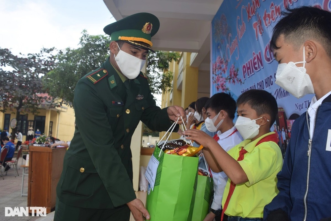 Phiên chợ 0 đồng mang niềm vui Tết đến với học sinh nghèo vùng bãi ngang - 3 Phiên chợ 0 đồng mang niềm vui Tết đến với học sinh nghèo vùng bãi ngang - 3