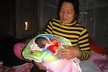 Bé trai sơ sinh bị bỏ rơi giữa trời giá rét