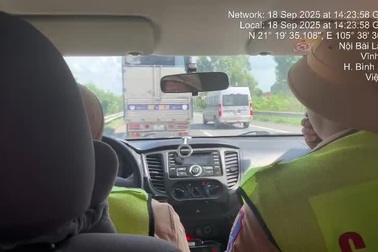 CSGT phát loa yêu cầu ô tô tải trên 7,5 tấn không đi vào làn 1 cao tốc