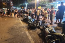 Bắc Ninh: Ô tô đâm hàng loạt xe máy trong đêm, 2 người bị thương